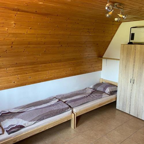 Ένα ή περισσότερα κρεβάτια σε δωμάτιο στο Ubytování Sklep u Matesa