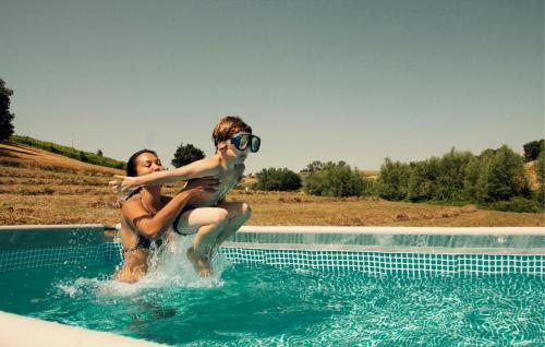 twee vrouwen spelen in een zwembad bij B & B La Primavera in Pergola