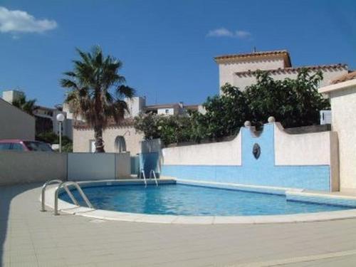 une piscine au milieu d'un immeuble dans l'établissement Villa climatisée 3 Pièces 100 m plage CAP D'AGDE, au Cap d'Agde