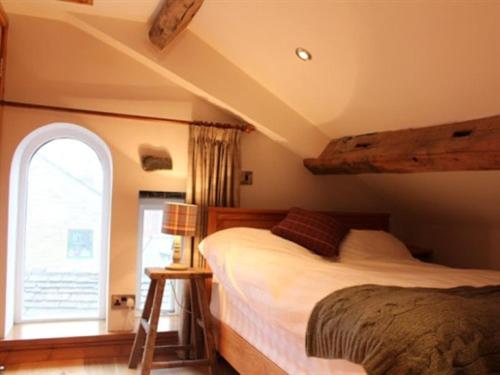 1 dormitorio con 2 camas y ventana en Rooms at The Nook en Holmfirth