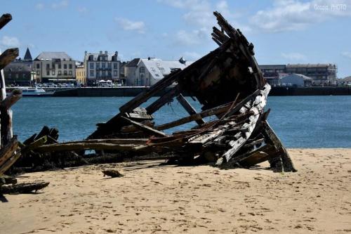 a pile of debris sitting on the beach at appartement 4 pers dans longère à 800m de la plage in Plouhinec