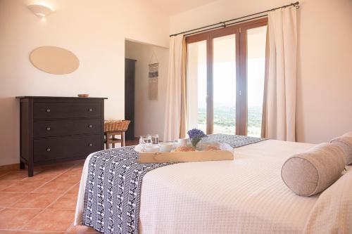 Een bed of bedden in een kamer bij Locanda Rurale Lu Salconi