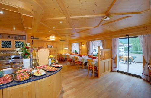 eine Küche mit einer Theke mit vielen Speisen in der Unterkunft Pension Brunhild in St. Leonhard in Passeier