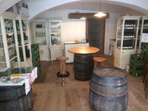 una stanza con un tavolo e alcuni botti di vino di Haus zum Nibelungenlied a Melk