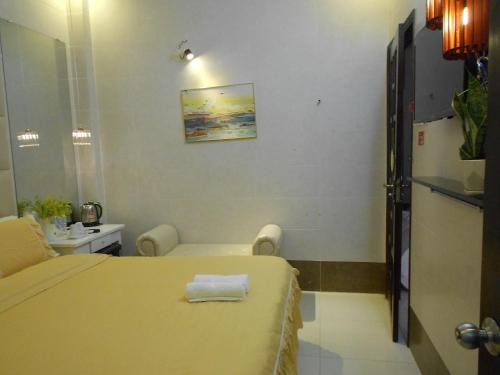 a room with a bed with a towel on it at Thanh Hằng Homestay in Can Tho
