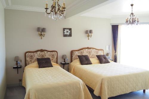 Ένα ή περισσότερα κρεβάτια σε δωμάτιο στο Hôtel Primavera