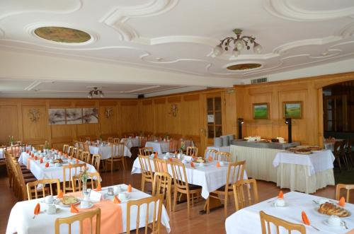 クレスブロン・アム・ボーデンゼーにあるHotel & Restaurant KRONEの白いテーブルと椅子が備わる宴会場