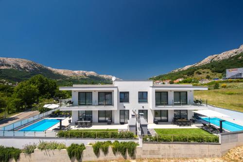 Bazén v ubytování Villa Supernus II with Heated Pool nebo v jeho okolí