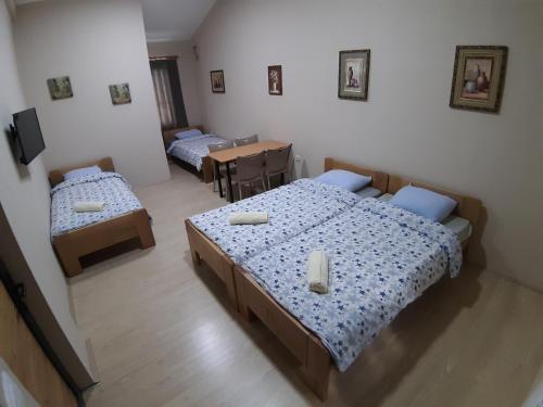 Säng eller sängar i ett rum på Goka apartments