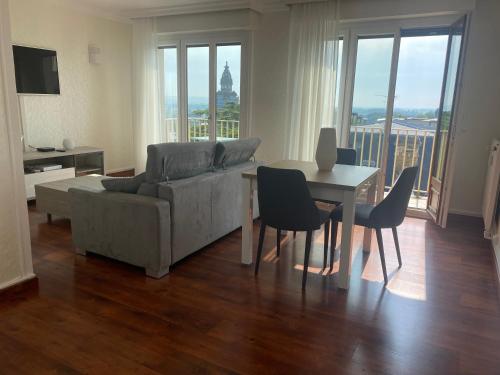 un salon avec un canapé et une table avec des chaises dans l'établissement Avenue de Champagne Epernay Private Parking, à Épernay