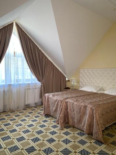 Un pat sau paturi într-o cameră la Krutiki Resort