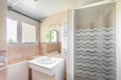 une salle de bain avec un lavabo et une douche dans l'établissement Gîte Laulerie, à Saint-Méard-de-Gurçon