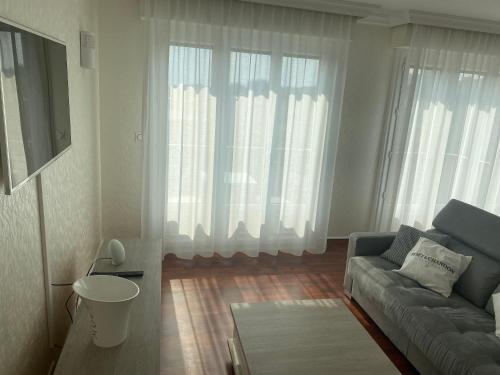 - un salon avec un canapé et de grandes fenêtres dans l'établissement Avenue de Champagne Epernay Private Parking, à Épernay