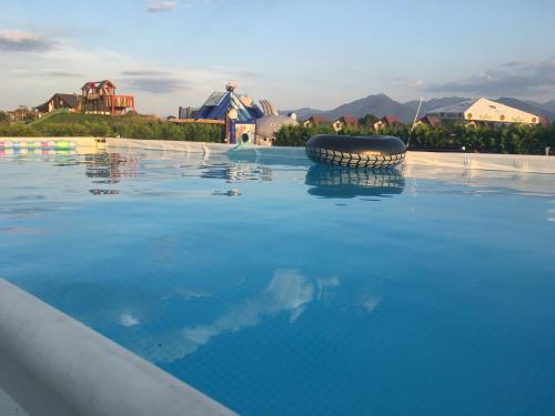 una piscina de agua azul con un neumático dentro en CHATA JASNA 2km od TATRALANDIE en Liptovský Trnovec