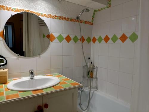 une salle de bain avec un lavabo, un miroir et une baignoire dans l'établissement Charmant Appartement vue PORT DE GRUISSAN 5DROM44K, à Gruissan