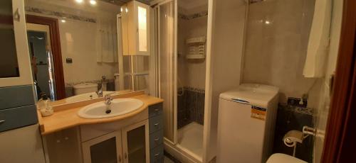 ein kleines Bad mit einem Waschbecken und einem Kühlschrank in der Unterkunft Moclinejo House in Málaga