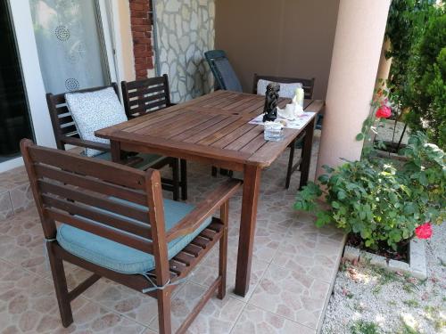 drewniany stół i krzesła na patio w obiekcie Apartman Rafael w Medulinie