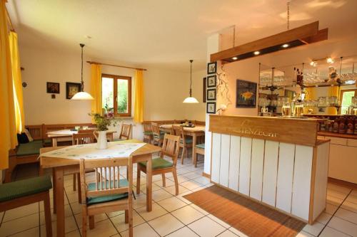 um restaurante com mesas e cadeiras e uma cozinha em Apartmenthaus Fürstenzeche em Lam