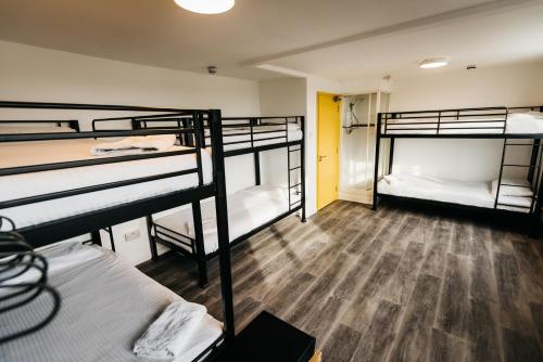 Двухъярусная кровать или двухъярусные кровати в номере Mordon Bar and Lodge