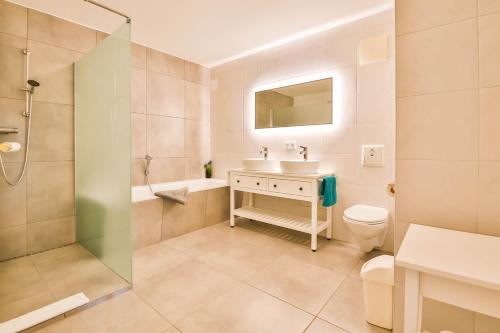 une salle de bain avec un lavabo, une douche et des toilettes dans l'établissement FEWO Ava - im Sommer ist ein Strandkorb inclusive, à Zempin