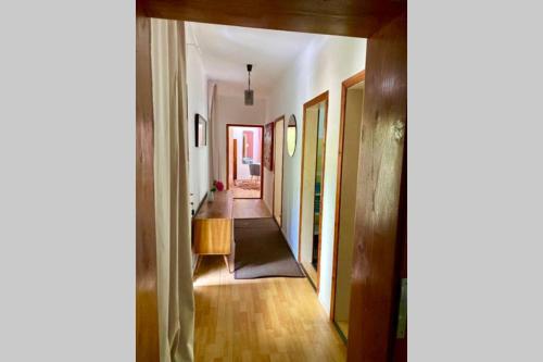a hallway of a home with wooden floors and ceilings at Ferienappartement Bellevue Wörthersee - privater Seezugang, Hunde auch herzlich willkommen in Töschling