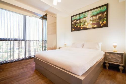 1 dormitorio con 1 cama blanca grande y ventana grande en Panoramik View Apartment Deluxe Suite, en Estambul