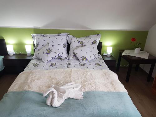 sypialnia z łóżkiem z dwoma ręcznikami w obiekcie E&S_ Apartament w mieście Milicz
