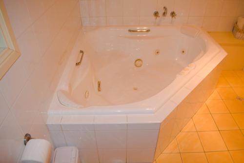 a white bath tub in a bathroom at Orana"Welcome" Cabin in The Tops in Bandon Grove