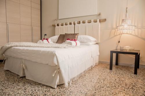 チェーリエ・メッサーピカにあるAlloggio turistico "home isabella"のベッドルーム(白いベッド1台、テーブル付)