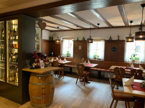 un ristorante con tavoli, sedie e un barile di Gasthaus Winzerstube & Hotel a Rödelsee