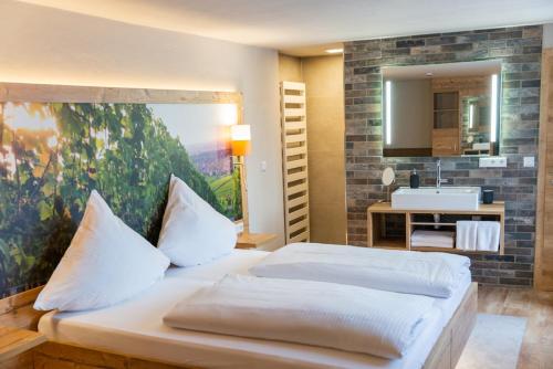 Letto o letti in una camera di Gasthaus Winzerstube & Hotel