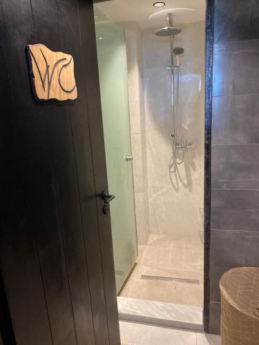 Ett badrum på Corfu port apartment