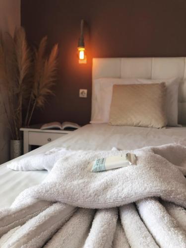 Un pat sau paturi într-o cameră la Andy’s apartments