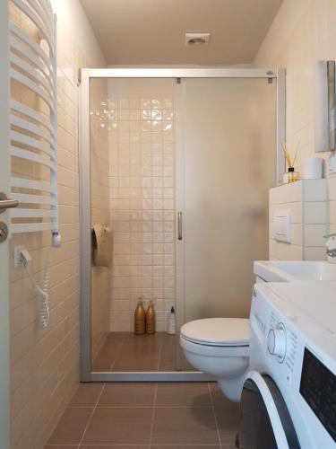 A bathroom at Cosy modern apartment with lagoon view