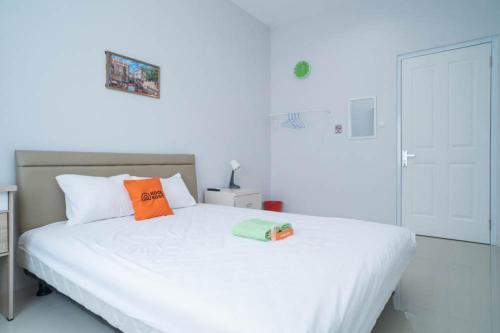 En eller flere senge i et værelse på Nina House near Taman Budaya Sentul RedPartner