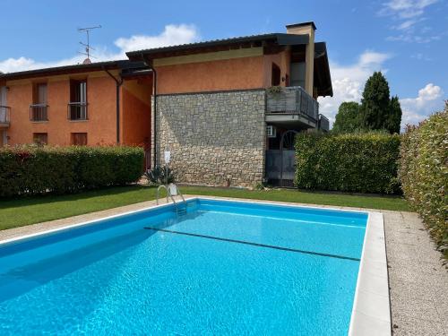 Kolam renang di atau dekat dengan DesenzanoLoft Eridania Apartment with private garden and pool