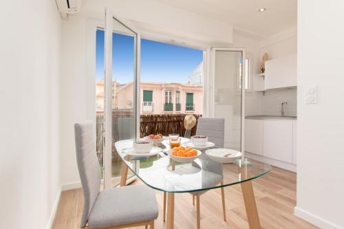 - une salle à manger avec une table en verre et des oranges dans l'établissement Maison Bianchi - Herold, à Nice
