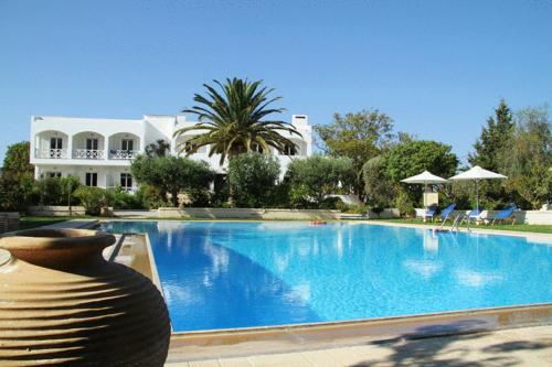 Der Swimmingpool an oder in der Nähe von Mantenia Hotel