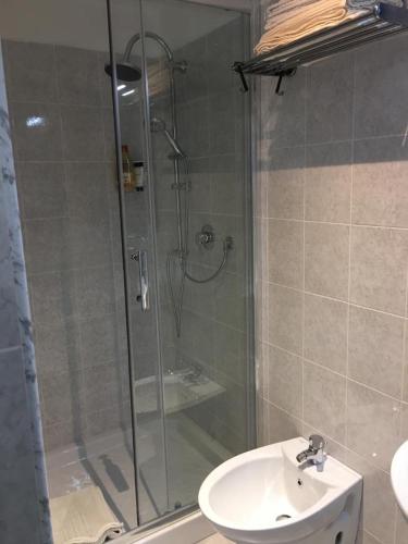 een badkamer met een douche en een wastafel bij B&B LEOPARDI in Gioia del Colle