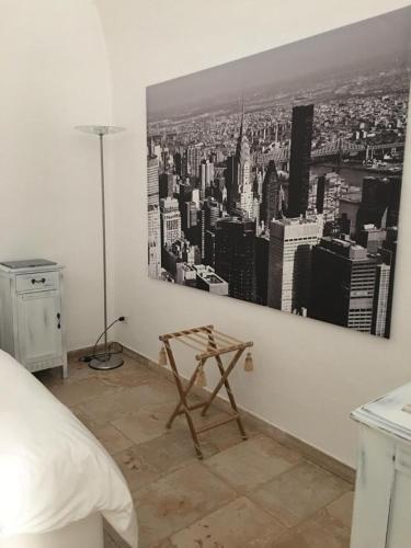 een slaapkamer met een foto van een stad aan de muur bij B&B LEOPARDI in Gioia del Colle