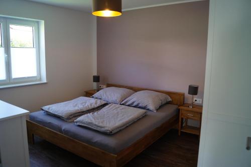 シャルケンメーレンにあるAuszeit am Maar - Ferienwohnungの枕が2つ置かれたベッドのある寝室