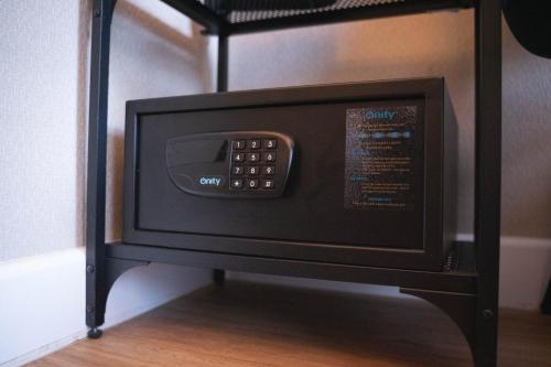 a microwave oven sitting on top of a shelf at Hotel Vondel Garden in Amsterdam