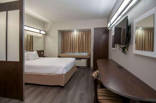 En eller flere senger på et rom på Microtel Inn & Suites by Wyndham Pearl River/Slidell