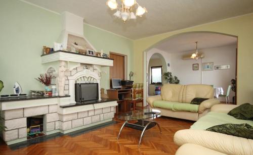 un soggiorno con camino e divano di Apartment in Kali with sea view, terrace, air conditioning, WiFi (4230-3) a Kali