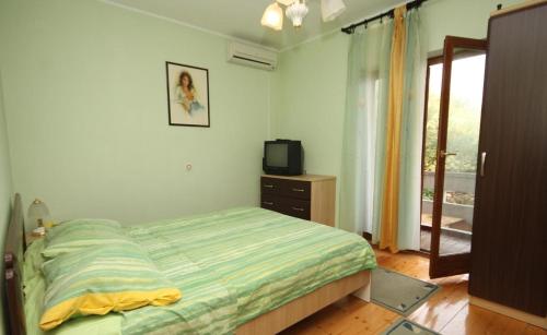 Ліжко або ліжка в номері Apartment in Kali with sea view, terrace, air conditioning, WiFi (4230-3)