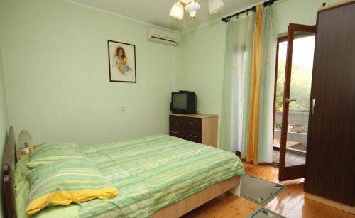 sypialnia z łóżkiem i telewizorem w obiekcie Apartment in Kali with sea view, terrace, air conditioning, WiFi (4230-3) w mieście Kali