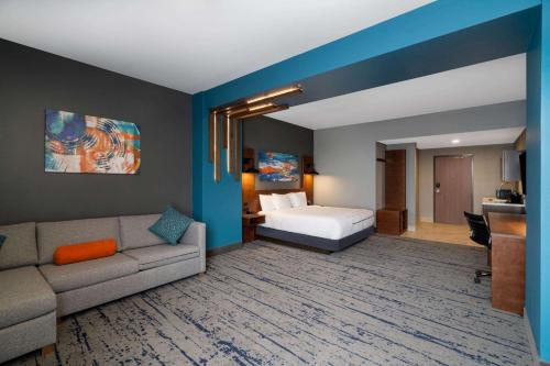 พื้นที่นั่งเล่นของ La Quinta Inn & Suites by Wyndham Louisville NE - Old Henry Rd