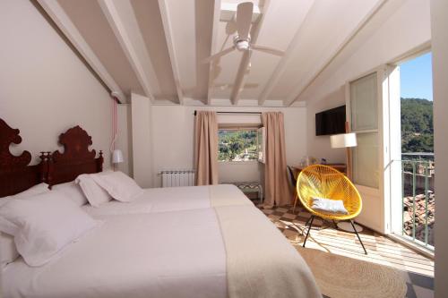 a bedroom with a bed and a balcony at Ca's Papà in Valldemossa