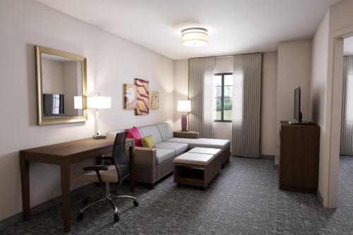 Postel nebo postele na pokoji v ubytování Staybridge Suites Irvine East/Lake Forest by IHG