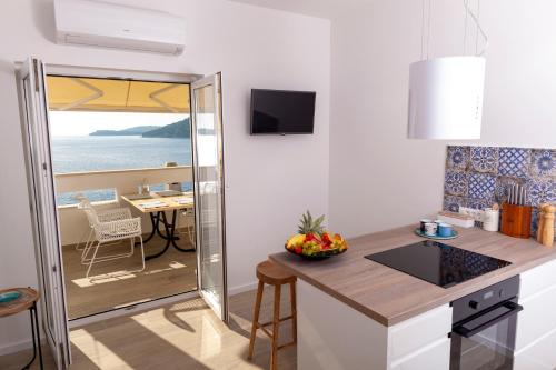 - une cuisine avec un comptoir offrant une vue sur l'océan dans l'établissement Villa Bilic, à Rogoznica